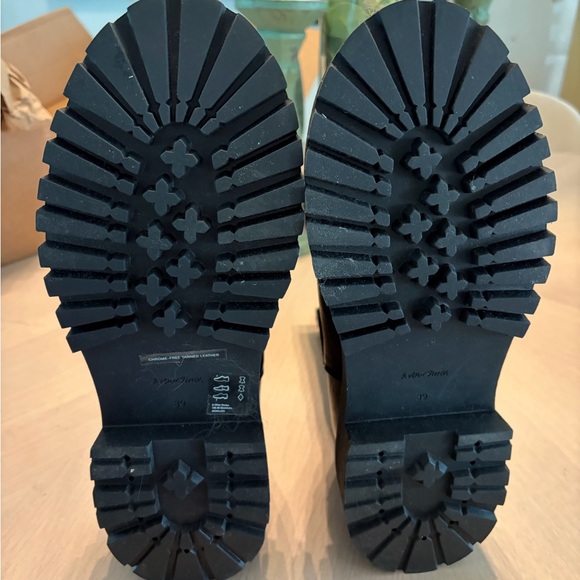 & Other Stories Chelsea leather chunky sole pull-on boots - Picture 6 of 8